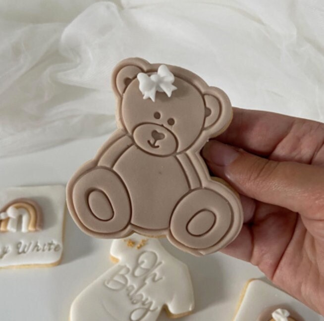 Baby Bear biscuits| we can Bearly wait| baby shower| personalised biscuits| Neutral baby shower| gender neutral shower