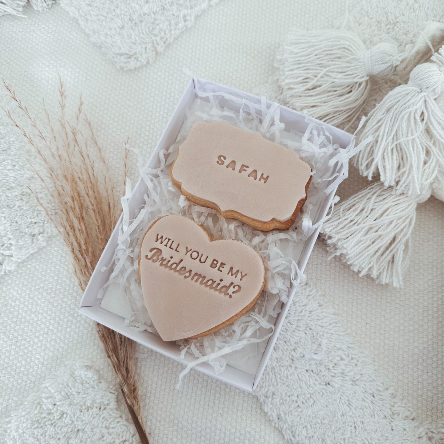 bridesmaid proposal|will you be my bridesmaid?|maid of honour|bridesmaid gifts|Bridesmaid proposal cookies|personalised biscuits